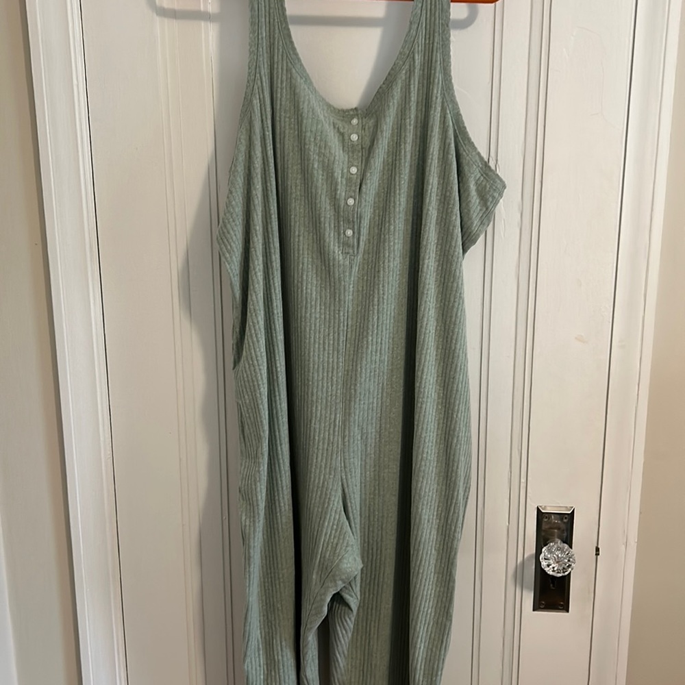 Sleepwear one piece full leg romper. Super comfy.